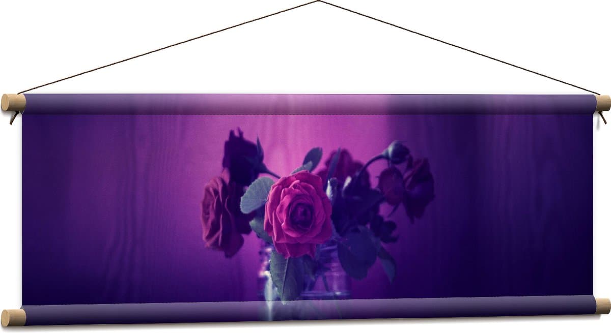 Textielposter - Vaas Vol Rode Rozen voor Paarse Muren - 90x30 cm Foto op Textiel