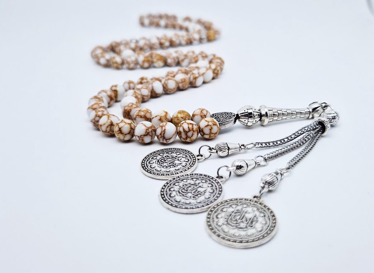 Handgemaakte tesbih "Tasbih" natuursteen "Wit howliet gesponnen goud" - Aantal kralen 99 - Diameter kralen 8MM - met metaal tassel "Masha' allah" - Een mooi cadeau-idee