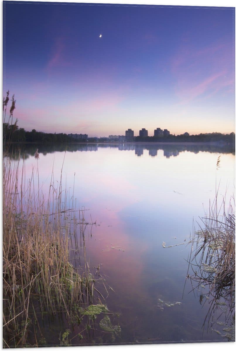 Vlag - Ondergaande Zon achter Gebouwen bij Meer - 50x75 cm Foto op Polyester Vlag