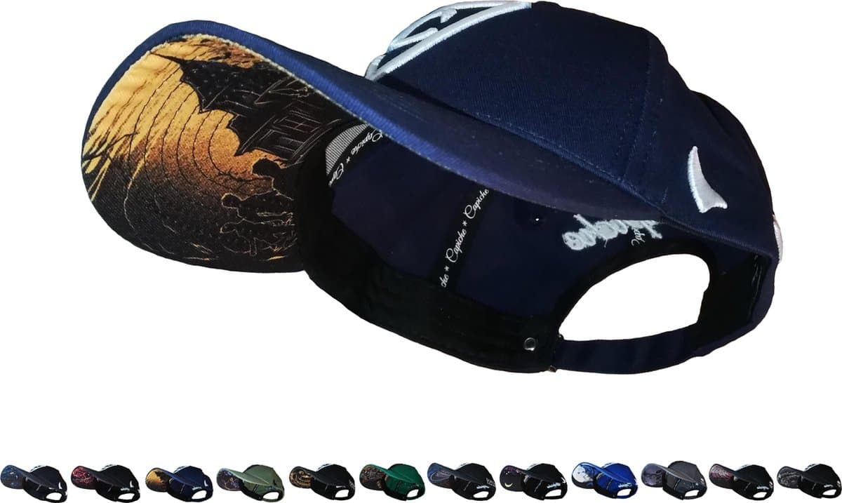Capiche® Baseball Pet Heren – Haunted Place – Donkerblauw & Zwart – Verstelbaar met Druksluiting – Sportcap – Curved Cap – Mannen Cap