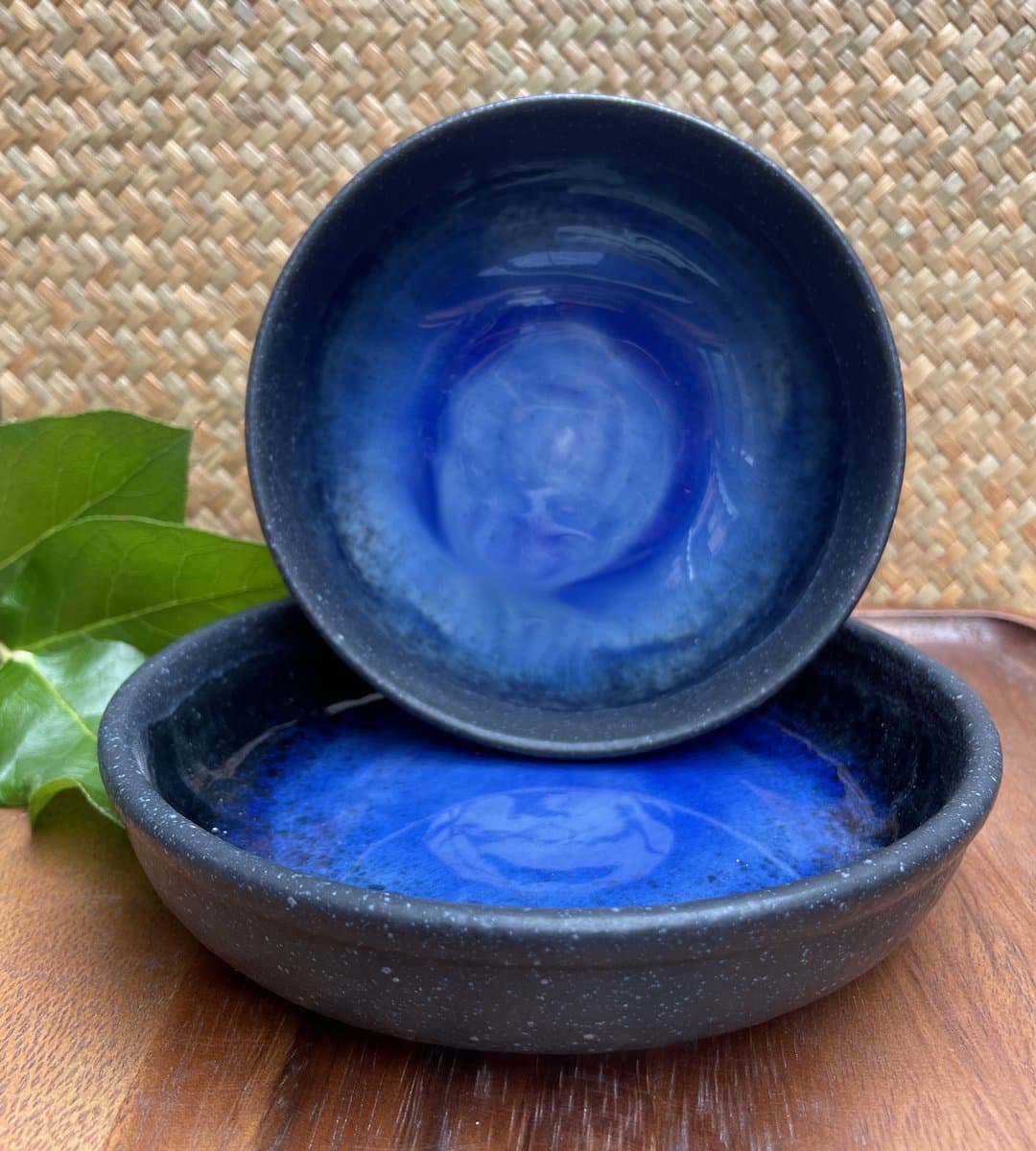 Schaal - Bord - Bord diep zwart 16 cm - coating binnenkant blauw - handgemaakt - 1 stuk