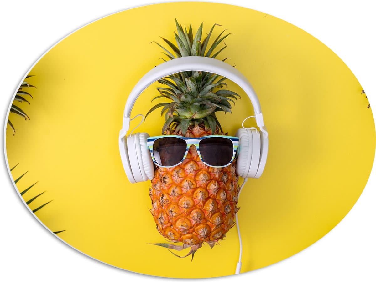 PVC Schuimplaat Ovaal - Ananas met Witte Headset op Felgele Achtergrond - 56x42 cm Foto op Ovaal (Met Ophangsysteem)