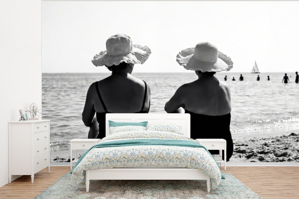 Behang - Fotobehang Vrouwen - Zonnehoed - Strand - Zwart - Wit - Breedte 400 cm x hoogte 300 cm