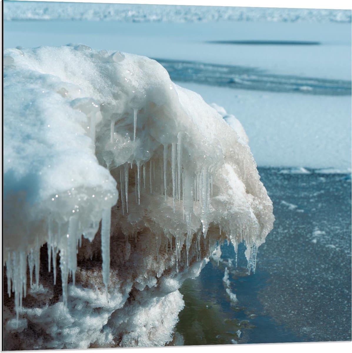Dibond - Smeltend IJs van Rots - 80x80cm Foto op Aluminium (Wanddecoratie van metaal)