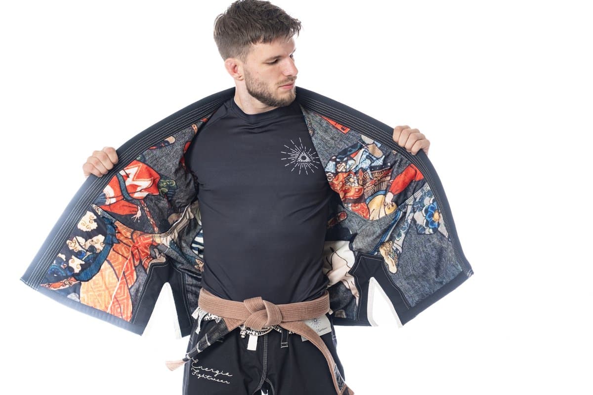 Energia Fightwear Deluxe Gi A2/M - Binnenvoering met Print - Geborduurde Details - Zwart