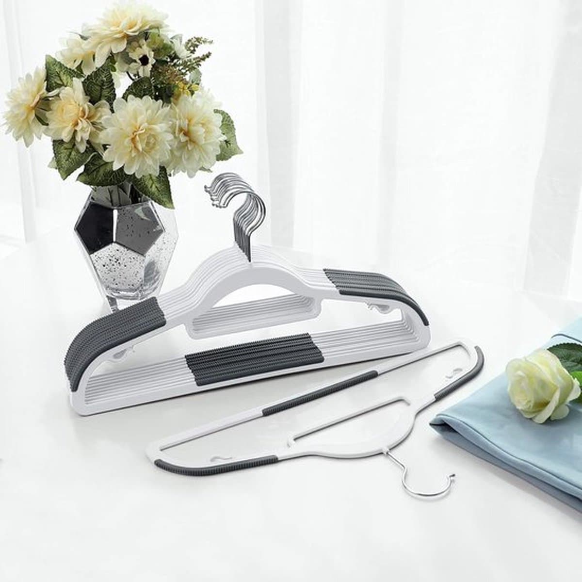 Kleerhangers 30-delige set, beugel van kunststof, antislip, ruimtebesparend, dikte 0,5 cm, 42 cm lang, 360° draaibare haak in zilver, wit-donkergrijs