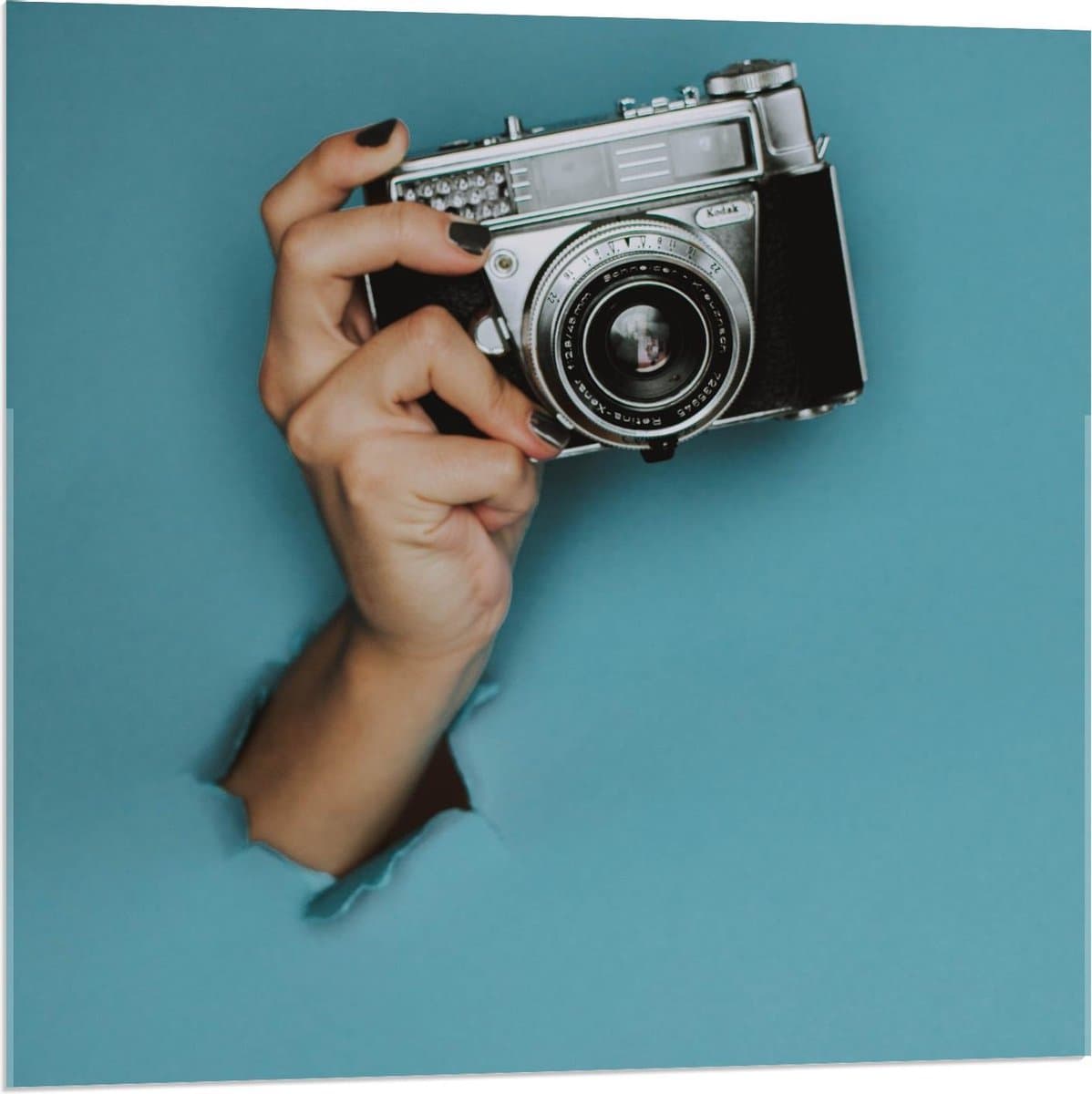 Acrylglas - Hand door Blauwe Muur met Camera - 80x80cm Foto op Acrylglas (Met Ophangsysteem)