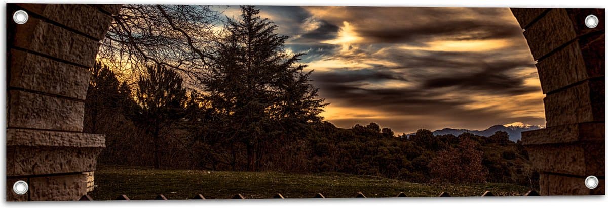 Tuinposter – Landschap - Hek - Bomen - Bossen - Bergen - Hout - 90x30 cm Foto op Tuinposter (wanddecoratie voor buiten en binnen)