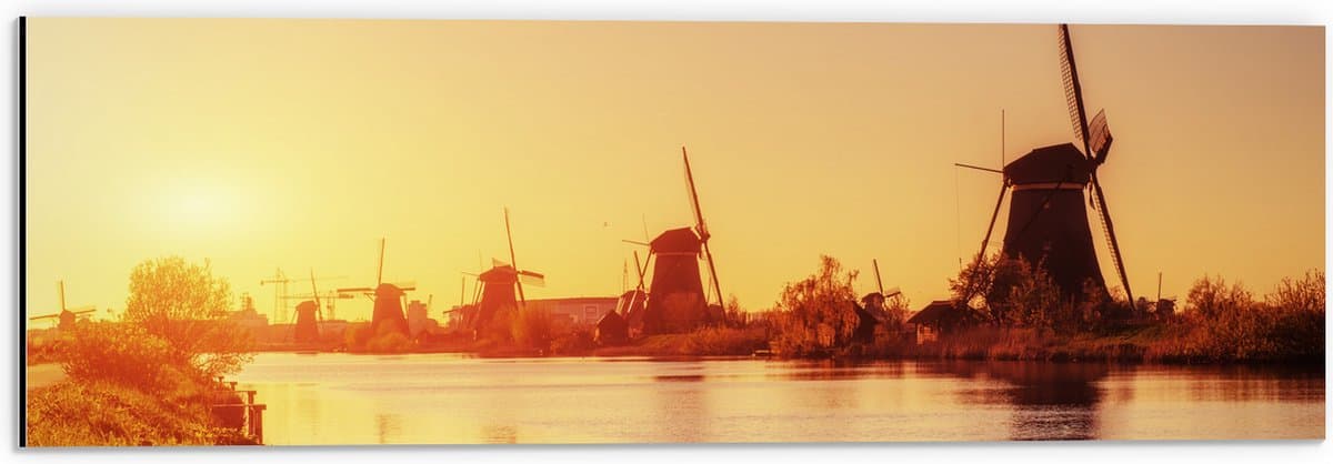 Dibond - Rijen Windmolens aan de Rivier bij Zonsondergang - 60x20 cm Foto op Aluminium (Wanddecoratie van metaal)