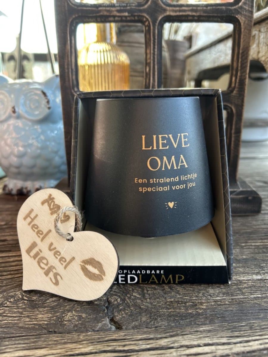 Creaties van Hier – Oplaadbare Led Tafellamp Lieve oma met houten hartje – 13,5 cm – mat zwart met goude bedrukking