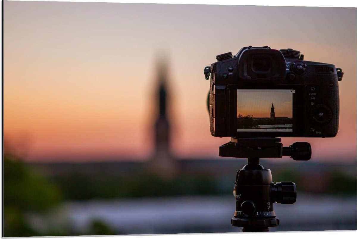 Dibond - Fotocamera Gericht op Kerk - 90x60cm Foto op Aluminium (Wanddecoratie van metaal)