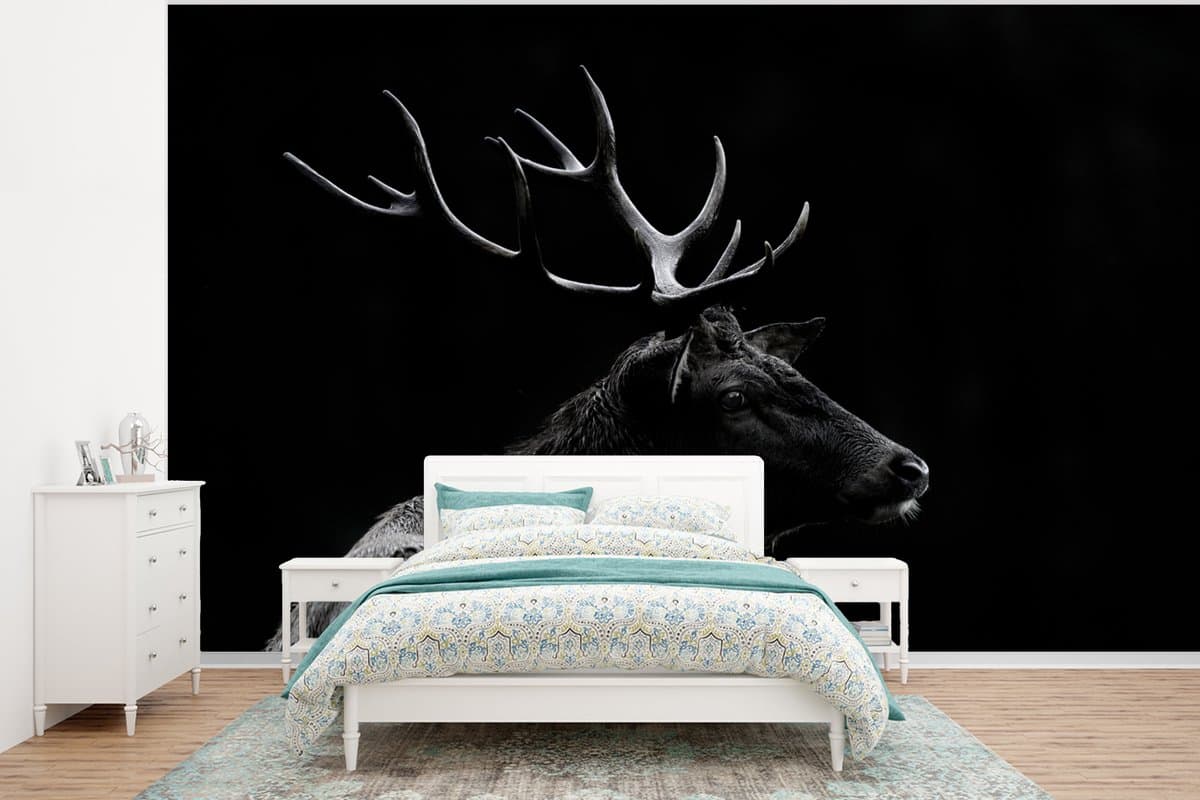 Behang - Fotobehang Hert - Zwart - Portret - Gewei - Dieren - Breedte 320 cm x hoogte 240 cm