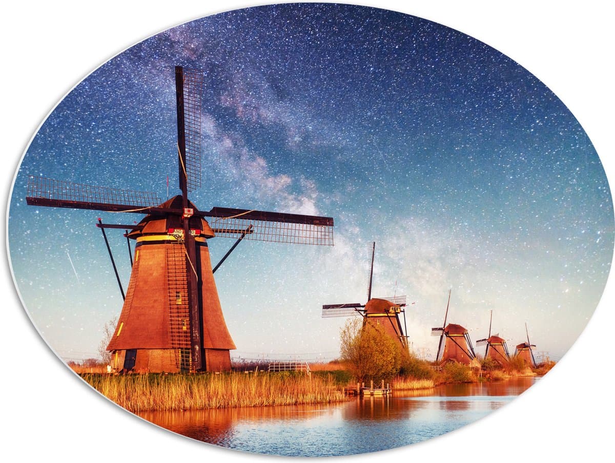 PVC Schuimplaat Ovaal - Rij Windmolens aan het Water onder Sterrenhemel - 80x60 cm Foto op Ovaal (Met Ophangsysteem)