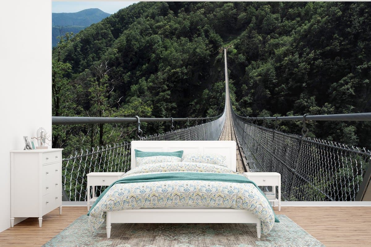 Behang - Fotobehang De Zwitserse hangbrug genaamd Ponte Tibetano Carasc - Breedte 350 cm x hoogte 260 cm
