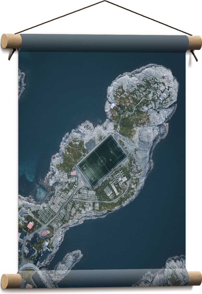 Textielposter - Bovenaanzicht van Henningsvaer Stadium op Einlandje met Water Er Omheen - 30x40 cm Foto op Textiel