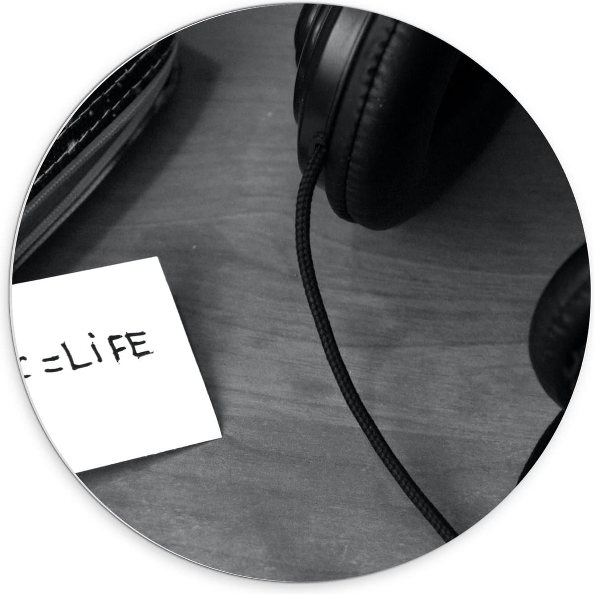 PVC Schuimplaat Muurcirkel - Koptelefoon met Aantekening ''Music = Life'' (Zwart- wit) - 70x70 cm Foto op Muurcirkel (met ophangsysteem)