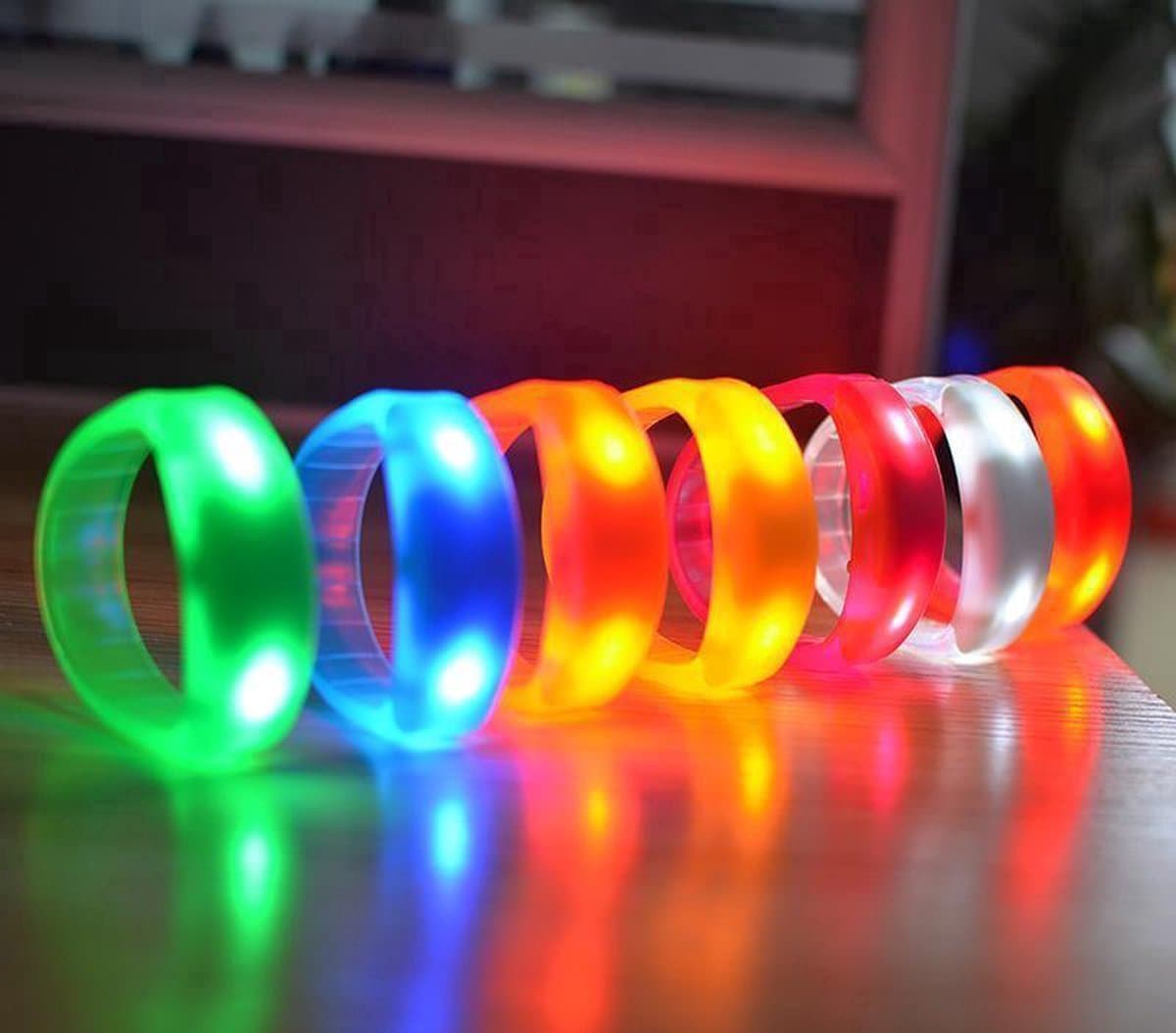 Finnacle - Armband - Lichtgevende armband - LED armband - Disco Armband - Party armband- Muziek-geactiveerde LED Verlichting - Wit - One size - Party accessoire - Festivalarmband - Festival accessoire