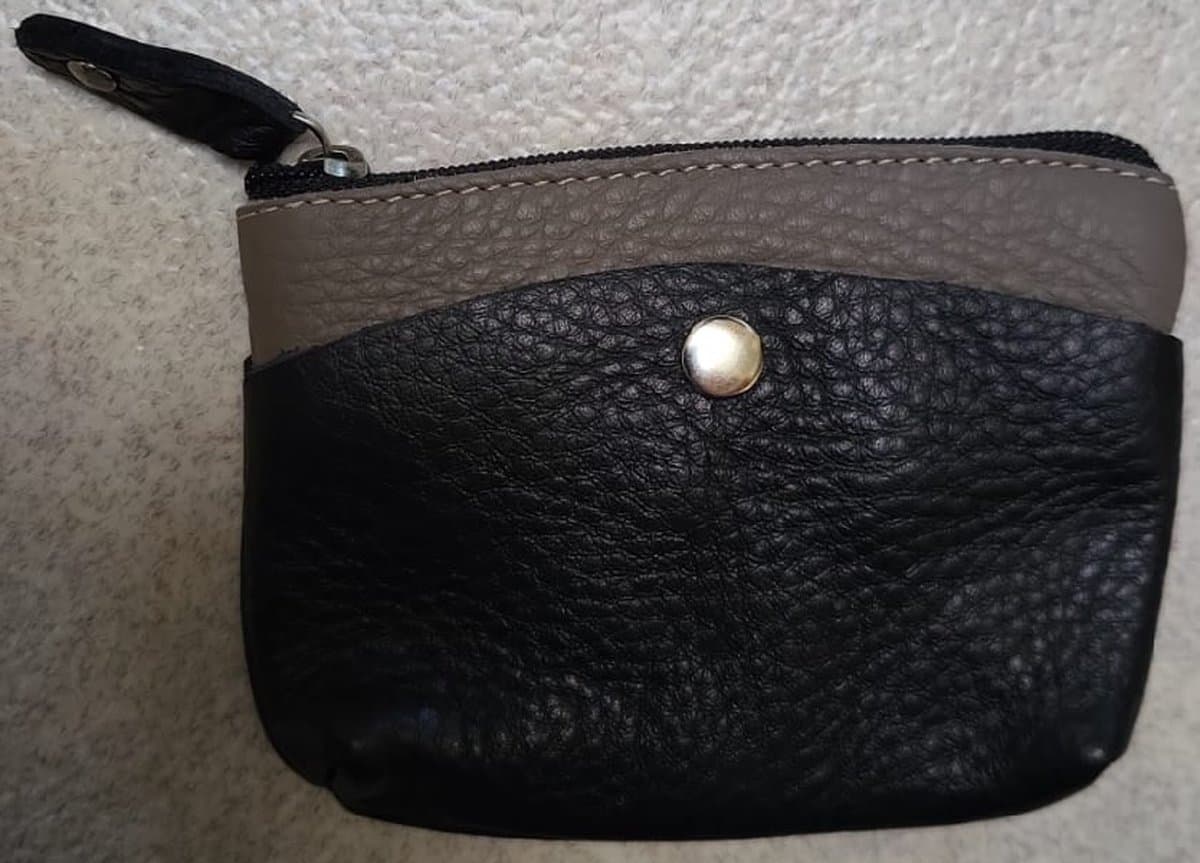 Een eenvoudige sleuteletui van echt leer met sleutelring binnenin de etui. In leuke kleuren. Goed afsluitbaar met een rits. Aan de buitenkant van de etui twee vakjes om wat extra´s op te bergen. Koop deze sleuteletui voor uzelf of Bestel Een Cadeau.