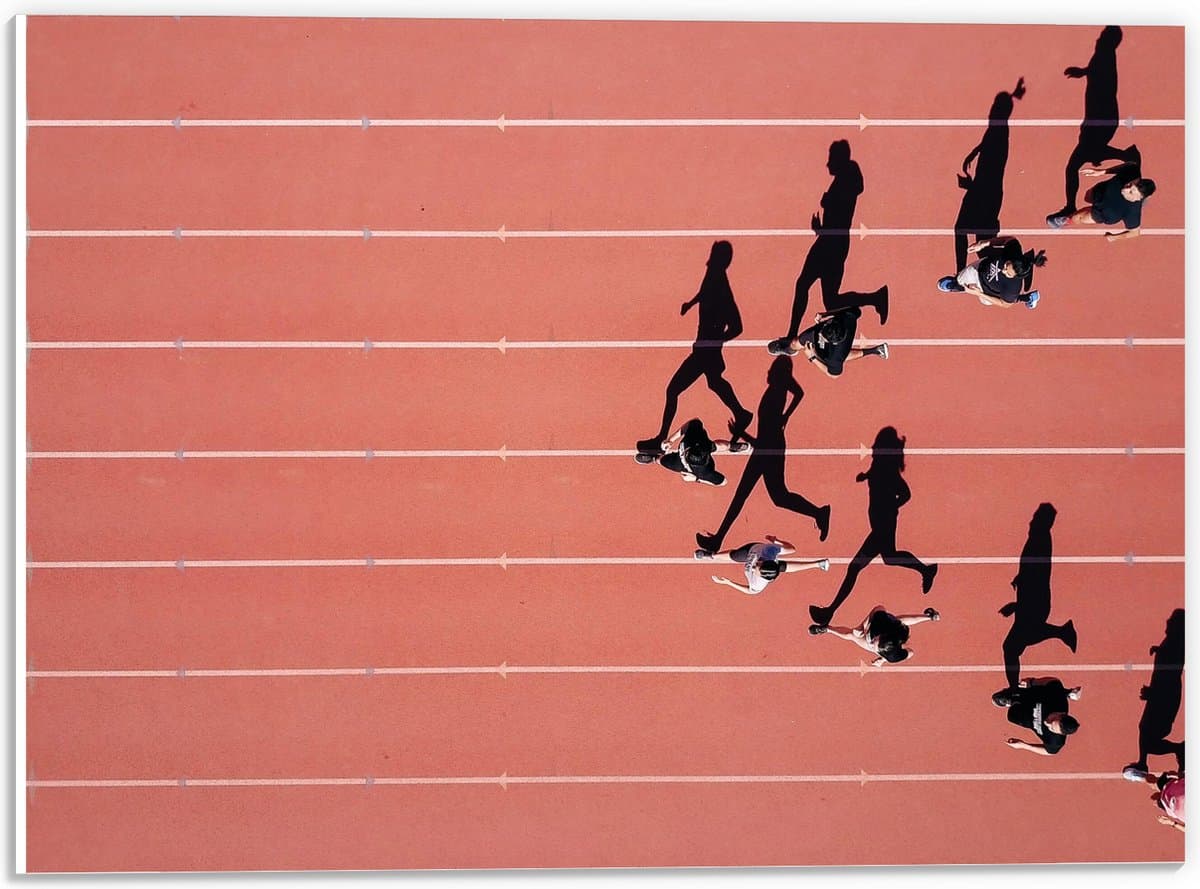 PVC Schuimplaat - Bovenaanzicht van Sprinters met Schaduwen op Atletiekbaan - 40x30 cm Foto op PVC Schuimplaat (Met Ophangsysteem)