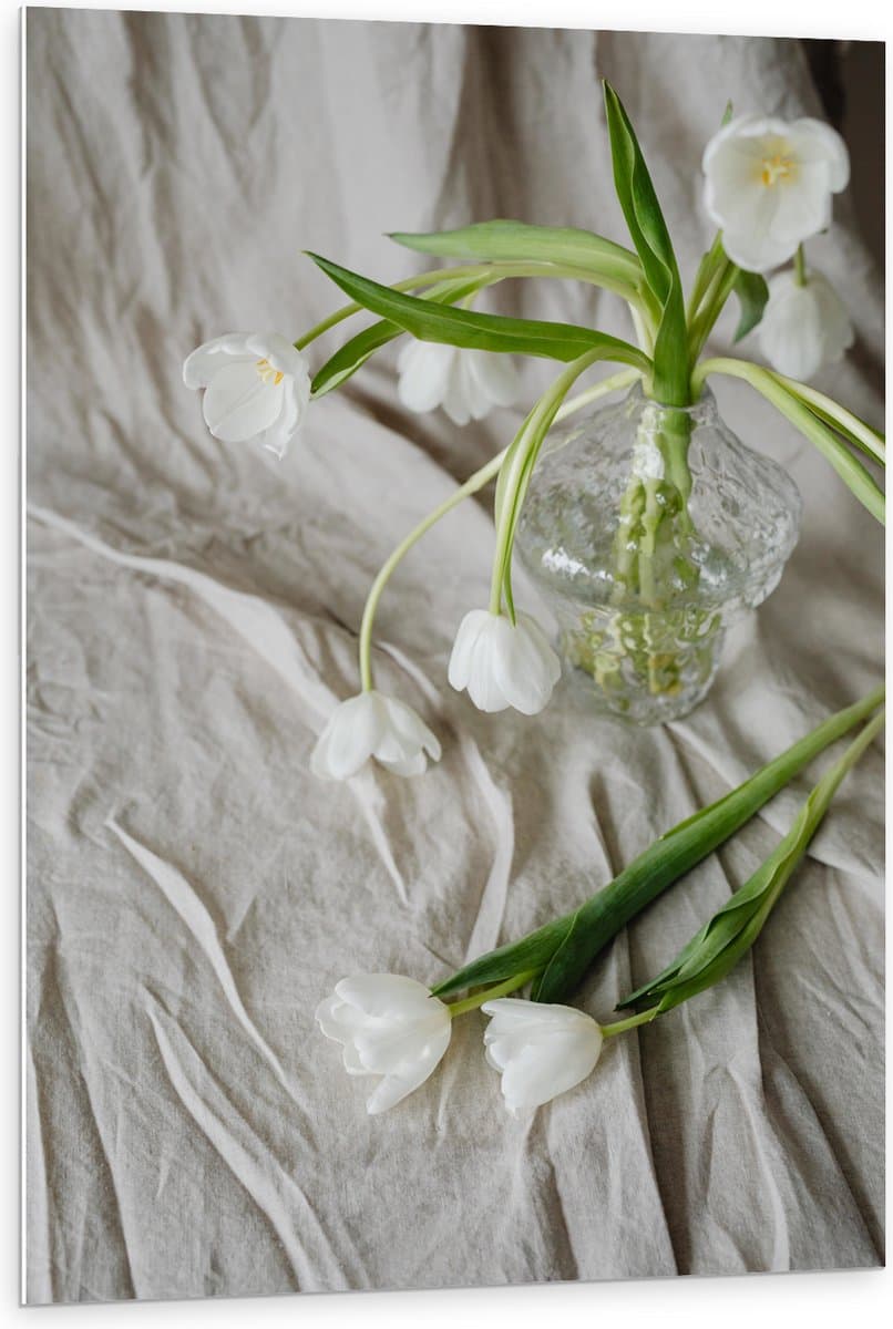 PVC Schuimplaat - Witte Bloemen in Vaas op Wit Laken - 80x120 cm Foto op PVC Schuimplaat (Met Ophangsysteem)