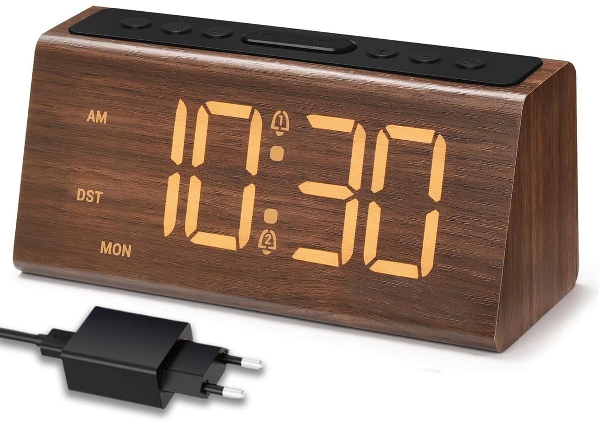 Kraftverdia Digitale Houten Wekker met Dubbel Alarm en Snooze Moderne Tafelklok voor Slaapkamer 4 Helderheidsniveaus & 4 Volumeniveaus -USB Oplaadpoort -Heldere Display met Tijd en Weekdag -Stil Ontwerp Zonder Tikken -Ideaal voor Koppels en Gezinnen