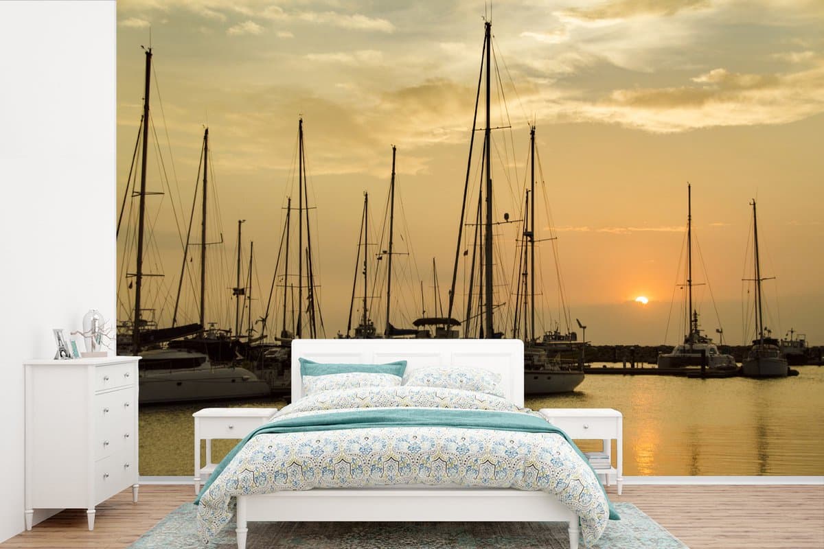 Behang - Fotobehang Oranje zonsondergang aan de kust van Santa Marta met verankerde zeilboten in Zuid Amerika - Breedte 360 cm x hoogte 240 cm