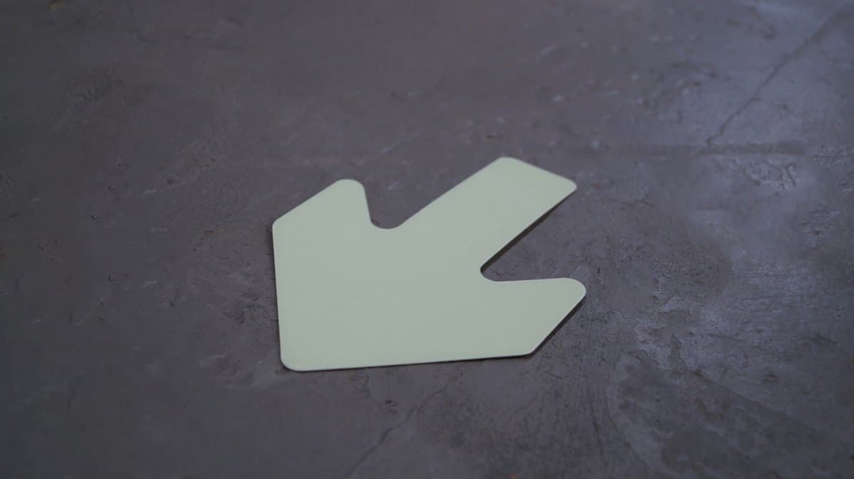 Pijl Wit 90 x 130 mm - vloersticker met vlakke toplaag