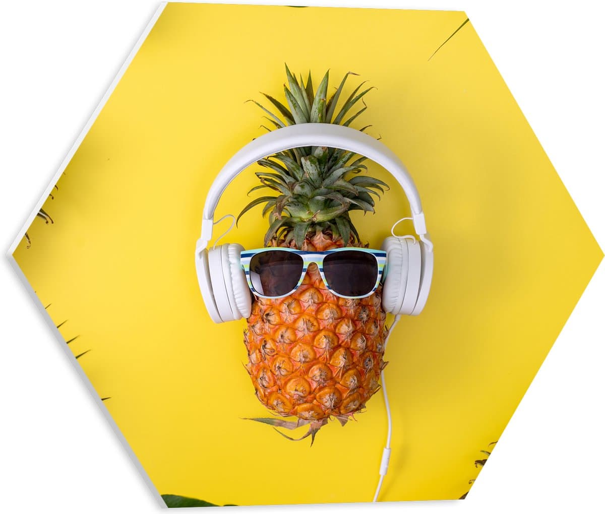 PVC Schuimplaat Hexagon - Ananas met Witte Headset op Felgele Achtergrond - 40x34.8 cm Foto op Hexagon (Met Ophangsysteem)