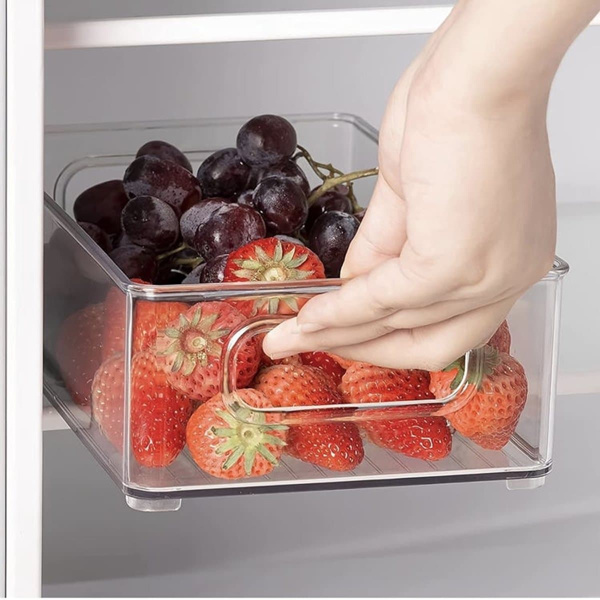 Een stapelbare, transparante opbergdoos Geschikt voor in de koelkast, die ook op het aanrecht gebruikt kan worden Geschikt voor het bewaren van groenten en fruit, met afmetingen van 26,5 x 15 x 7,7 cm.