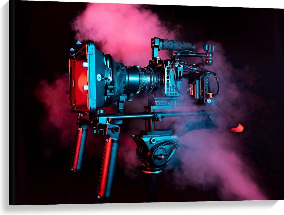 Canvas - Camera op Zwarte Achtergrond met Roze Rook - 100x75cm Foto op Canvas Schilderij (Wanddecoratie op Canvas)