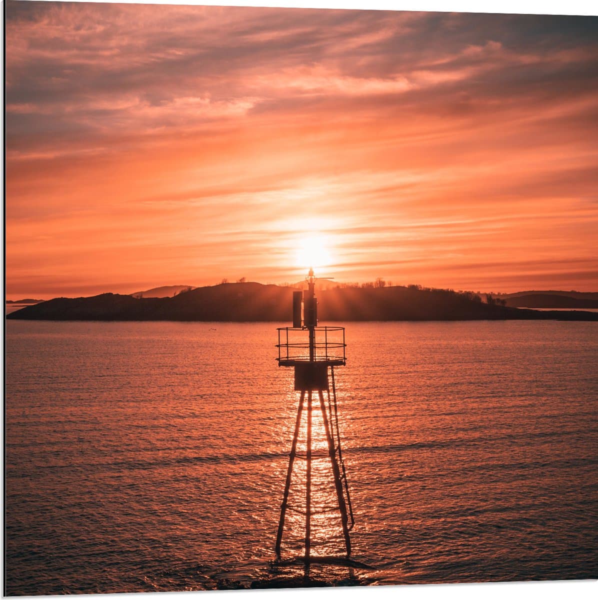 Dibond - Routerpaal in het Water met Zonondergang - 80x80 cm Foto op Aluminium (Met Ophangsysteem)