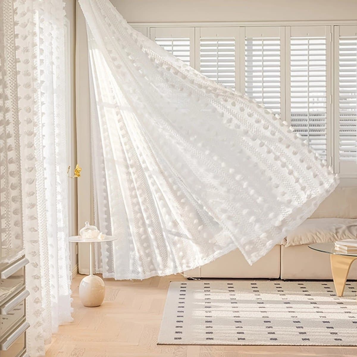 Kant en Klaar Gordijnen - Luxe Tule Gordijnen - Paneel Wit Gordijnen met Pompom Rand - Plissegordijnen Zonder Boren - Curtains voor Woonkamer, Slaapkamer & Bruiloft - B 132 x H 213cm