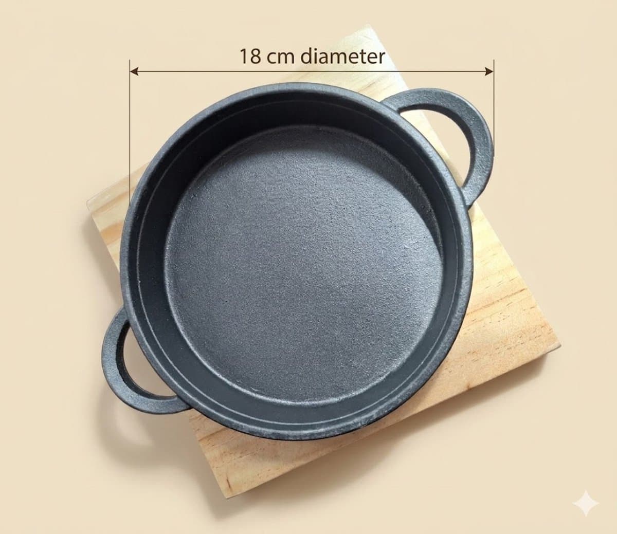 M.T.C©-Ø 18 cm-Gietijzeren serveerpan-BBQ-Rond-Schaal-Houten onderzetter-Kamado-Grill-Kleine pan-Gietijzeren Pan met Handgrepen – Ideaal voor Tapas en Éénpersoonsgerechten