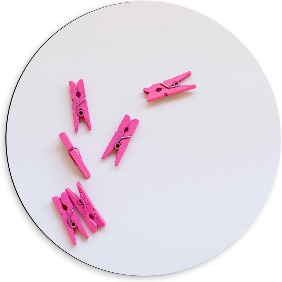 Dibond Wandcirkel - Roze Wasknijper op Witte Achtergronden - 60x60cm Foto op Aluminium Wandcirkel (met ophangsysteem)