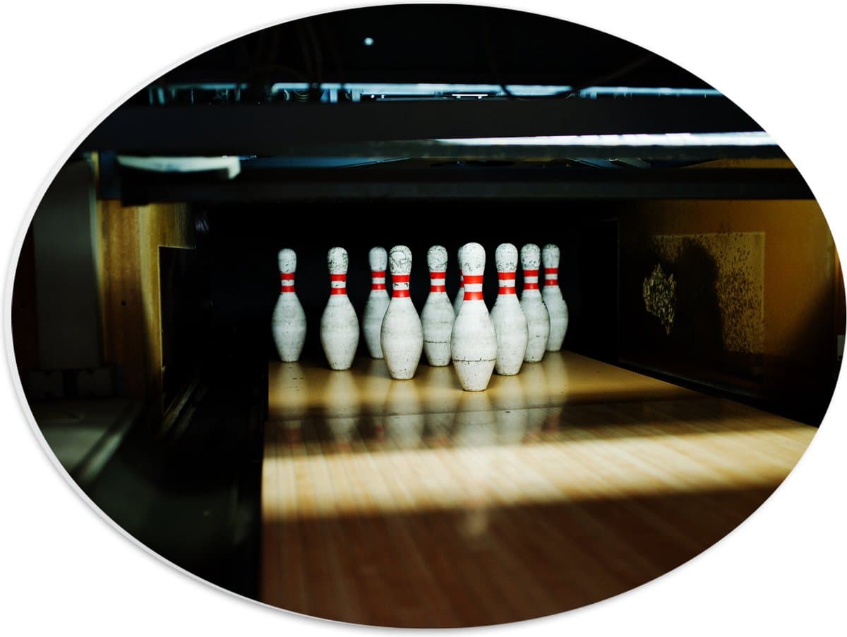 PVC Schuimplaat Ovaal - Bowlen - Pionnen - Baan - Sport - Hobby - 40x30 cm Foto op Ovaal (Met Ophangsysteem)
