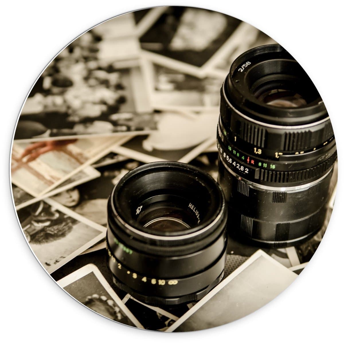 Forex Wandcirkel - Twee Lenzen van Camera bij Foto's - 70x70cm Foto op Wandcirkel (met ophangsysteem)