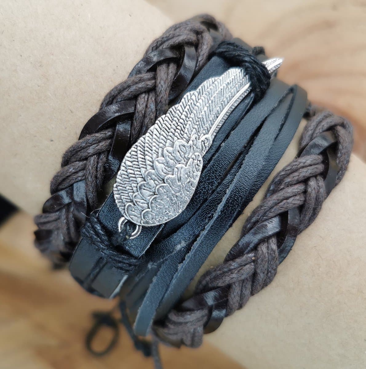 Stoere - heren armband – Set van 4 verschillende bandjes waarvan: Leer, hout kralen, textiel - zelf in grootte instelbaar.
