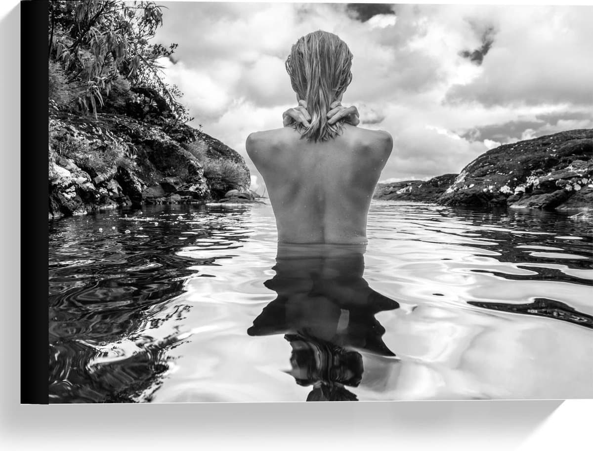 Canvas - Naakte Vrouw in het Water (zwart/wit) - 40x30cm Foto op Canvas Schilderij (Wanddecoratie op Canvas)