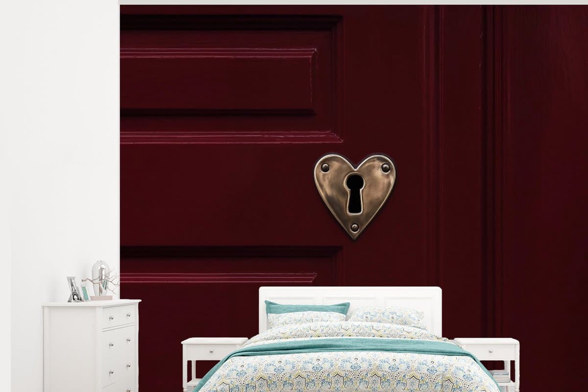 Behang - Fotobehang Bordeaux - Sleutelplaat - Hout - Deur - Breedte 325 cm x hoogte 260 cm