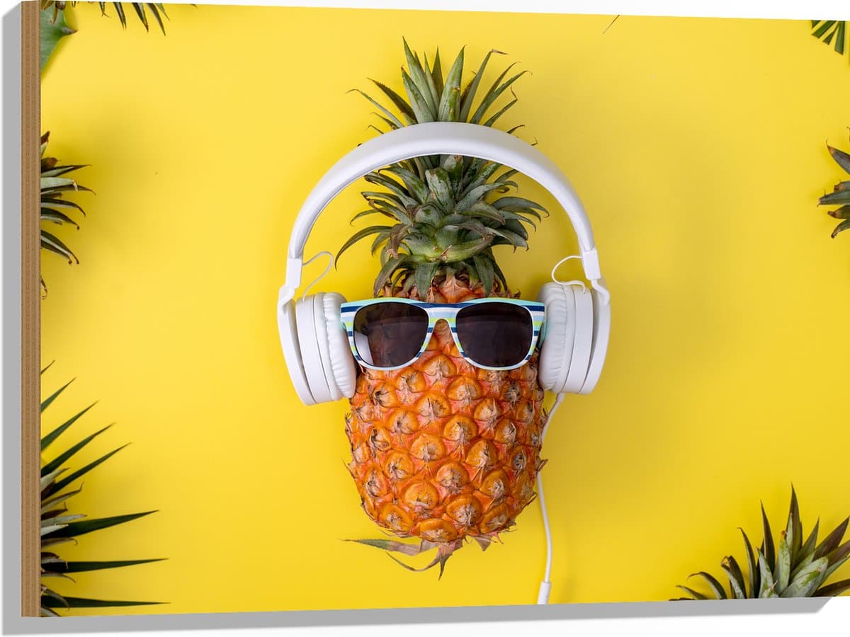 Hout - Ananas met Witte Headset op Felgele Achtergrond - 80x60 cm - 9 mm dik - Foto op Hout (Met Ophangsysteem)