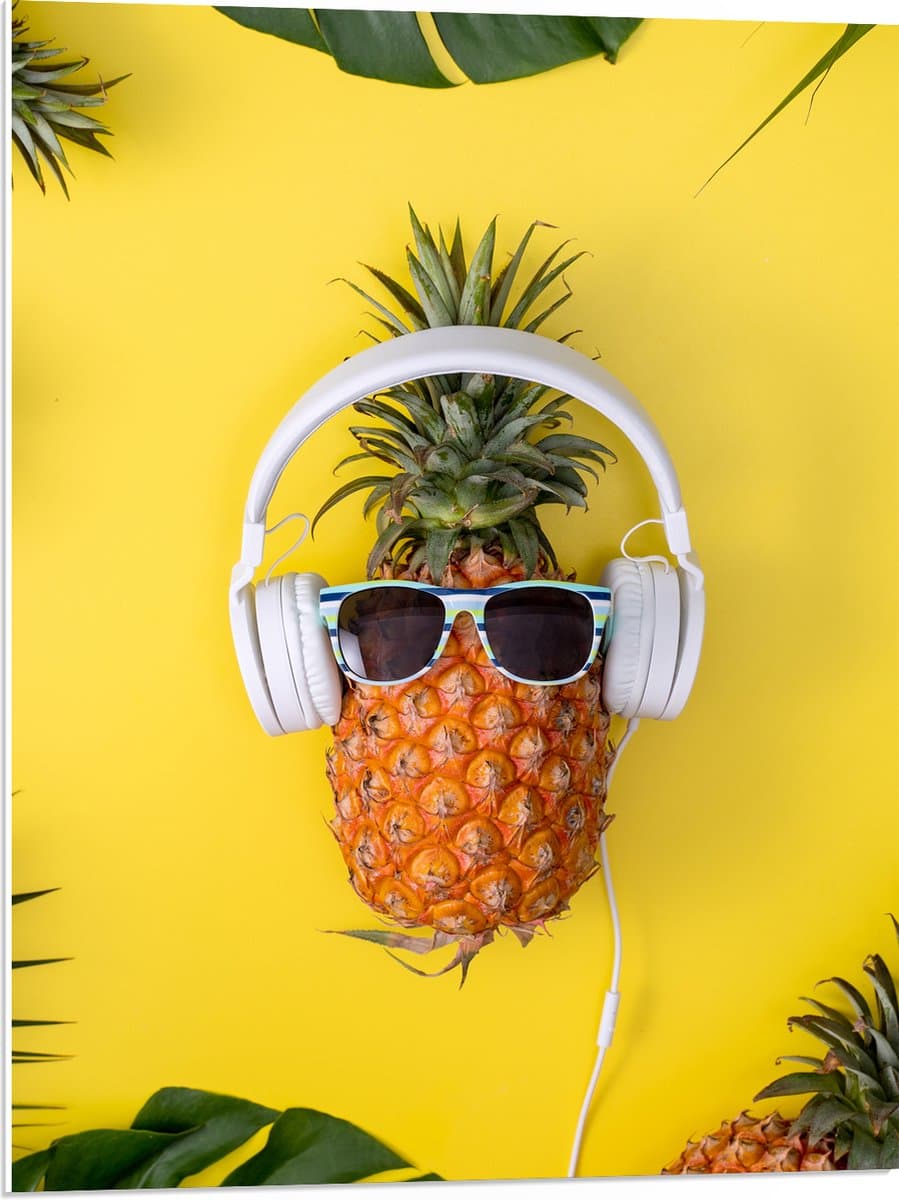 PVC Schuimplaat- Ananas met Witte Headset op Felgele Achtergrond - 60x80 cm Foto op PVC Schuimplaat