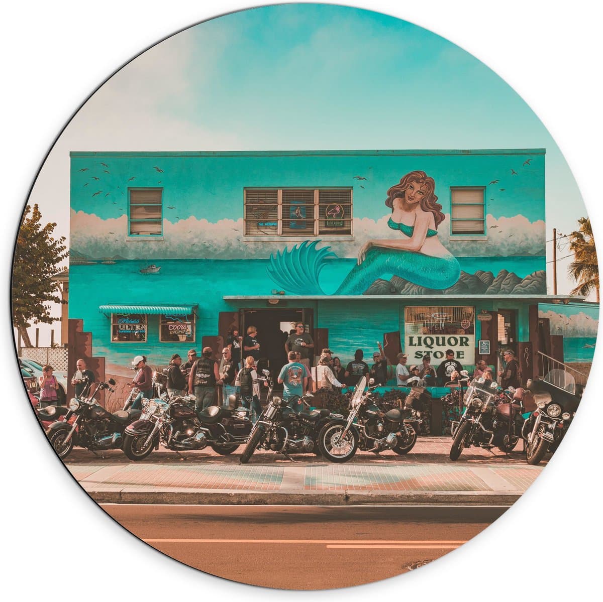 Dibond Muurcirkel - Motorbende voor Blauw Gebouw met Zeemeermin Schildering - 70x70 cm Foto op Aluminium Muurcirkel (met ophangsysteem)