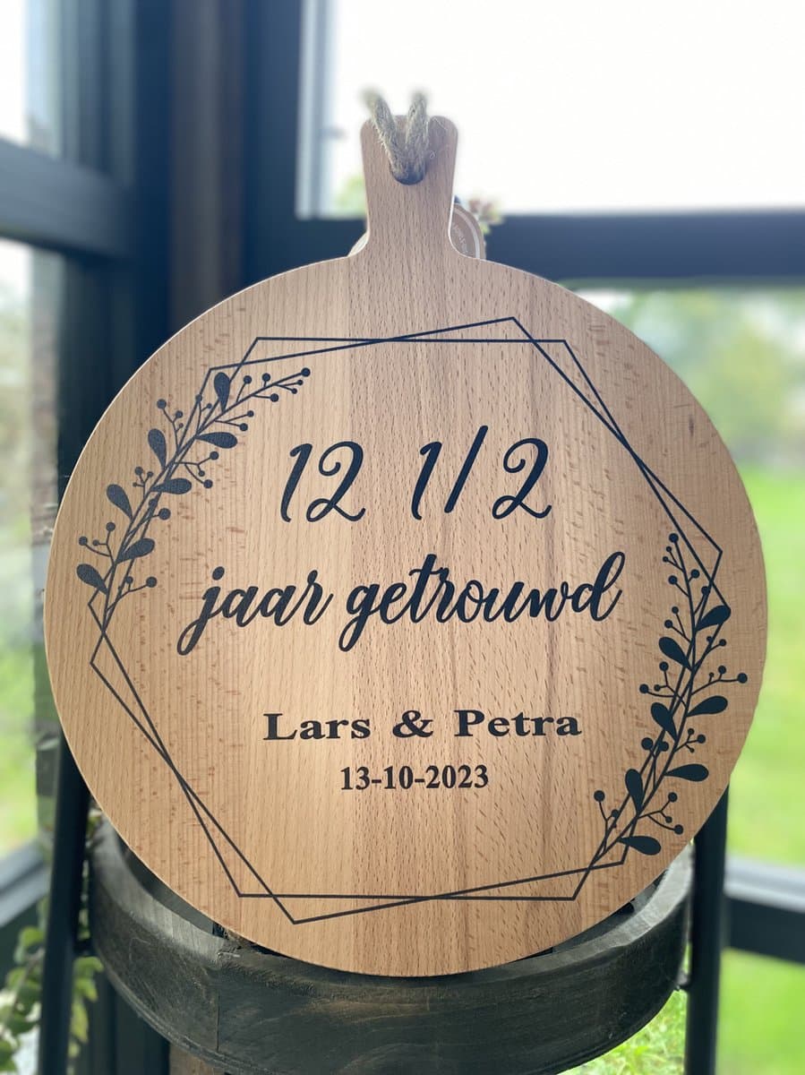 Creaties van hier - serveerplank - 12, 5 jaar getrouwd - gepersonaliseerd cadeau - 35 cm - hout