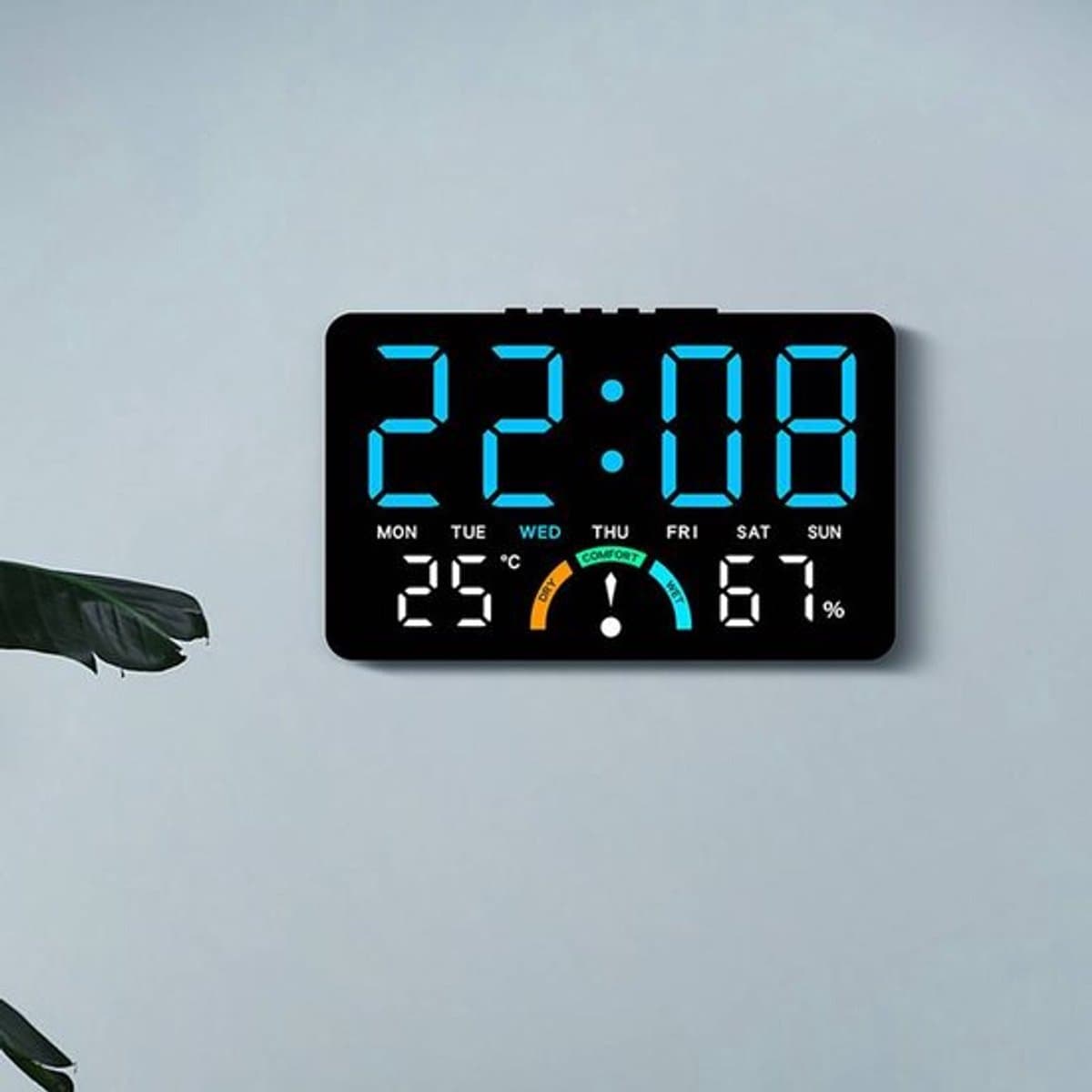 VHV - Digitale klok - LED wandklok met groot display - Tijd, dag, temperatuur en luchtvochtigheid - Voor woonkamer, kantoor en slaapkamer - Oranje weergave