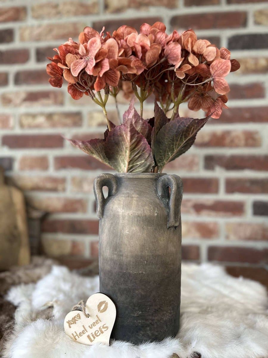 Creaties van hier – Vaas met handvat - grey - 25,5x12,5 cm - hortensia bruin/oranje - borcante - met houten hartje