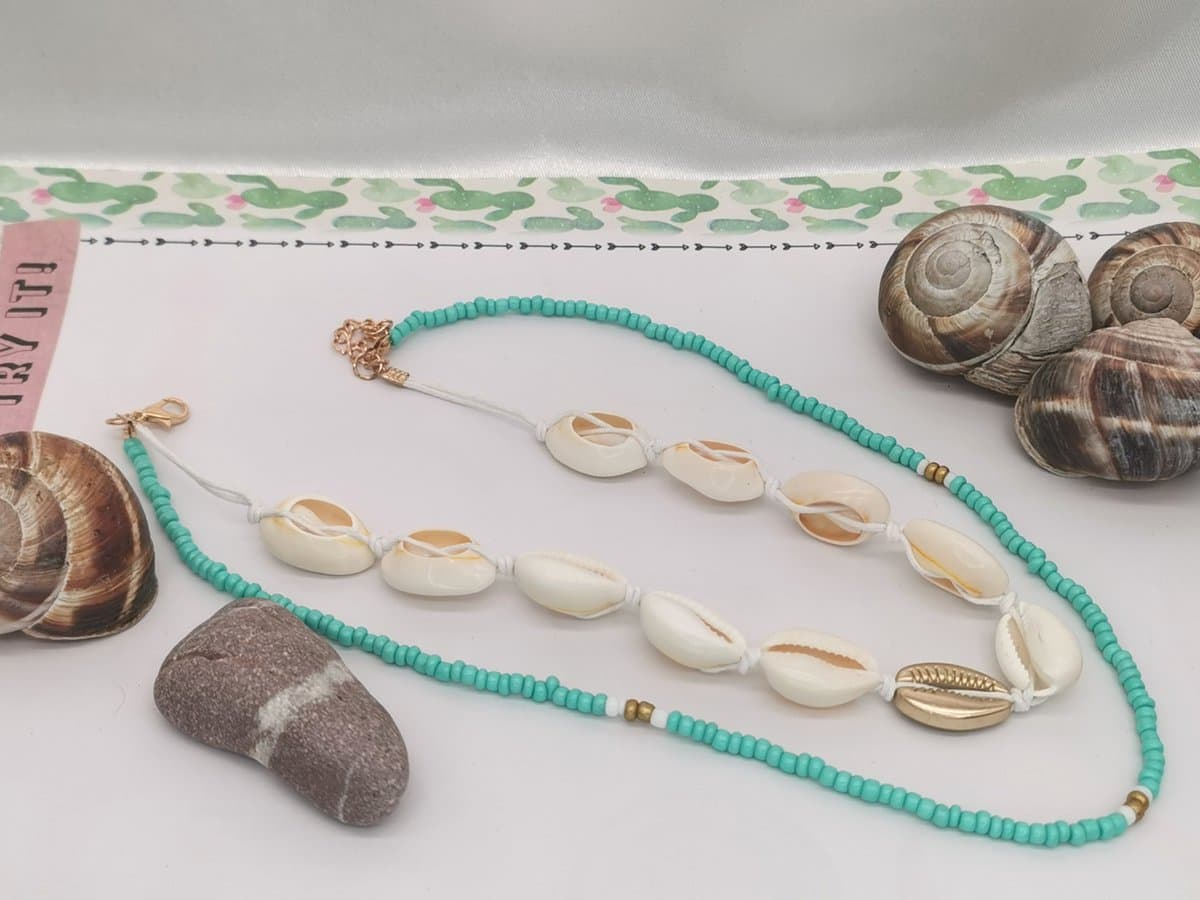 Ketting – 2 delig - kleine blauw met goudkralen kralen – en ketting met schelp - Boho – Hippie – Chic – strand – zomer.