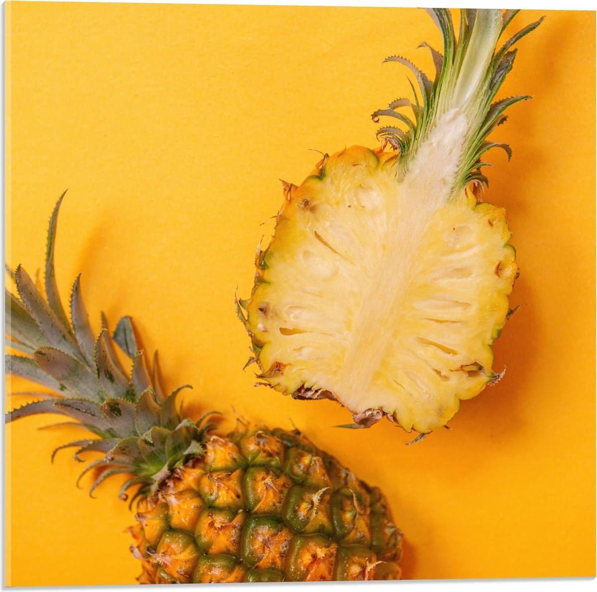 Acrylglas - Door midden gesneden Ananas op Gele Achtergrond - 50x50cm Foto op Acrylglas (Met Ophangsysteem)