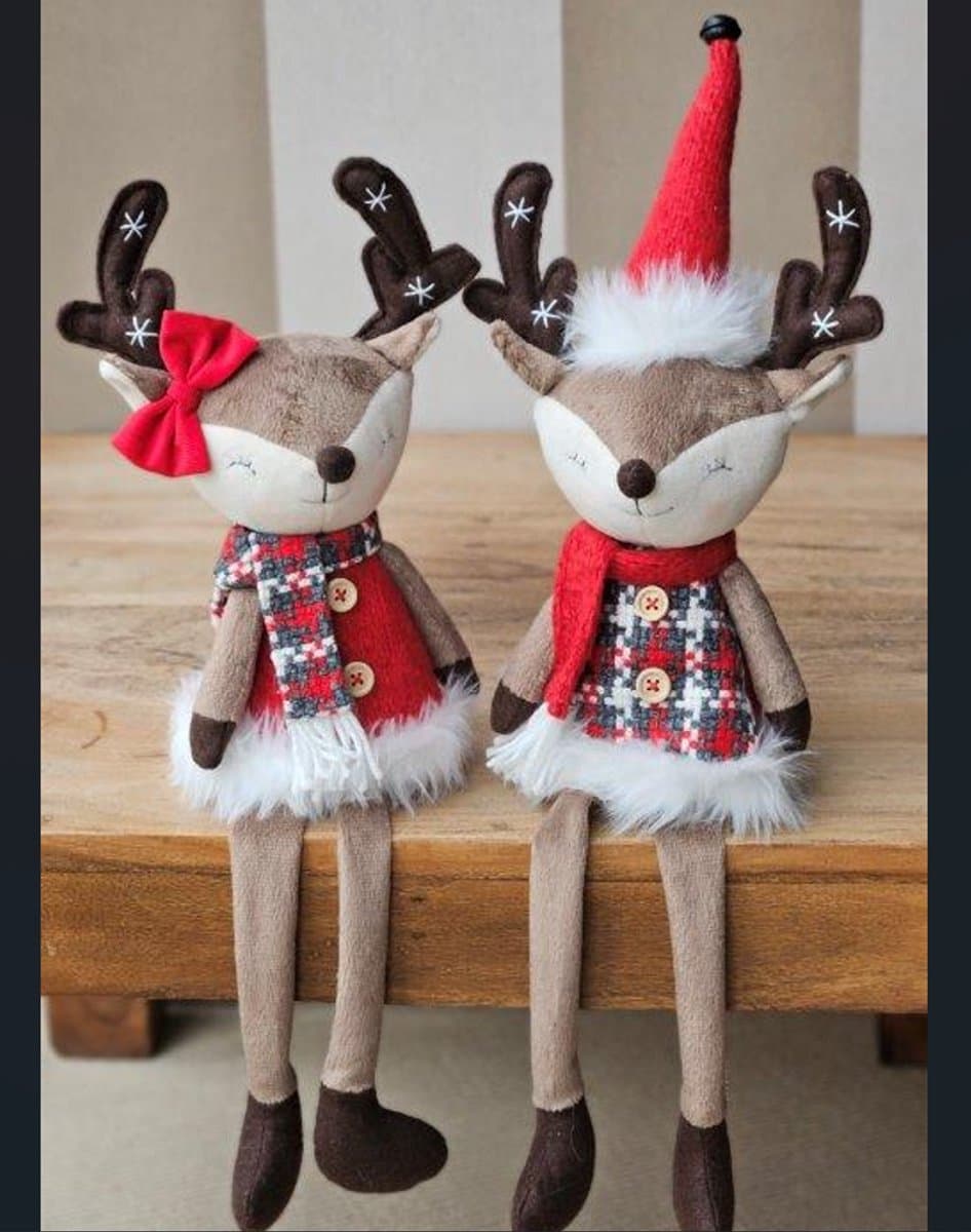 La Galleria - Set van 2 Zittende elanden rode outfit met hangbeentjes H53cm Kerstdecoratie