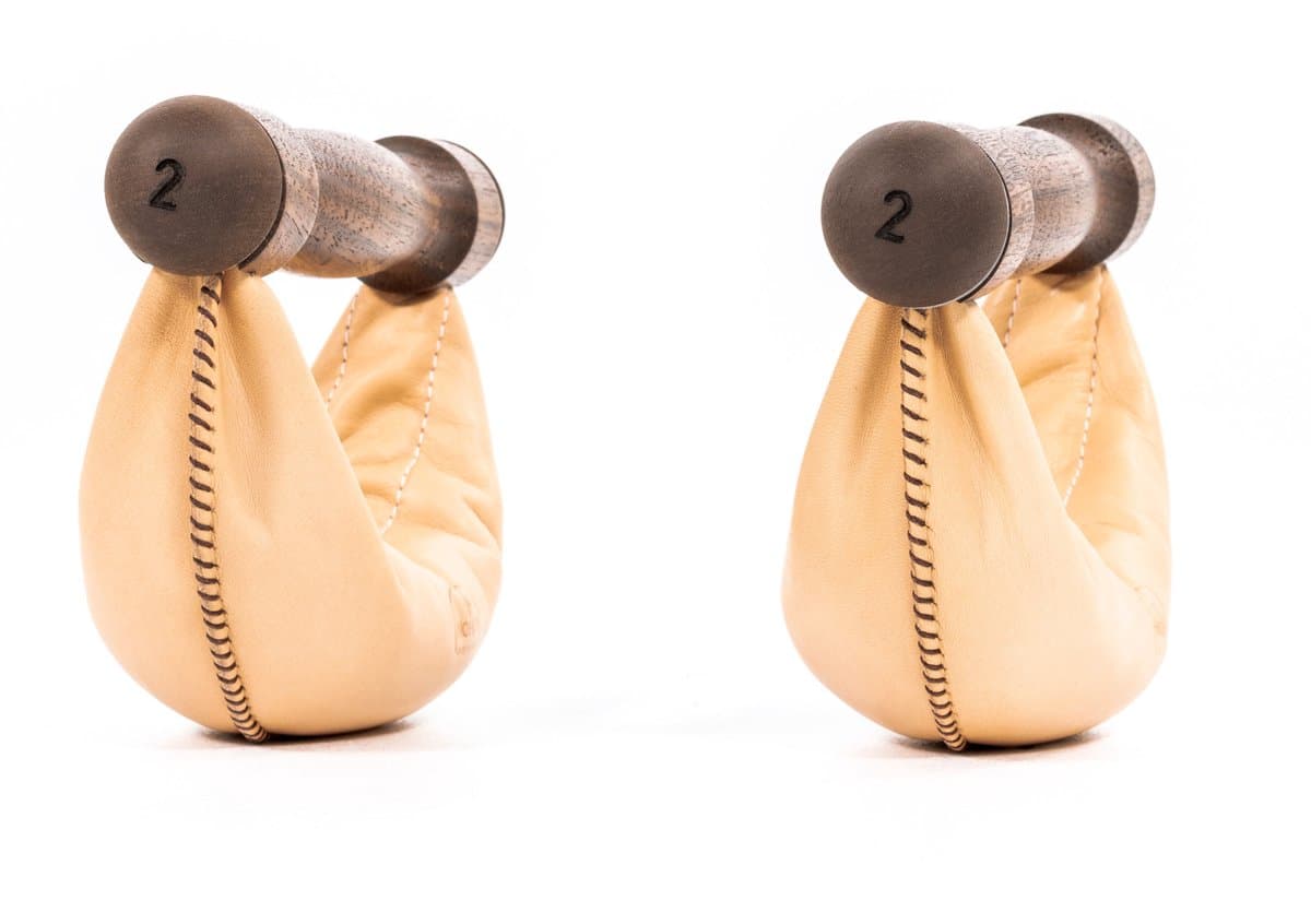 NOHRD Swing Dumbbells Walnoot 2kg Natuur – Set van 2 Halters – Echt Leren Gewichtszak – Ergonomische Walnoothouten Handgrepen – Voor Krachttraining & Functionele Training