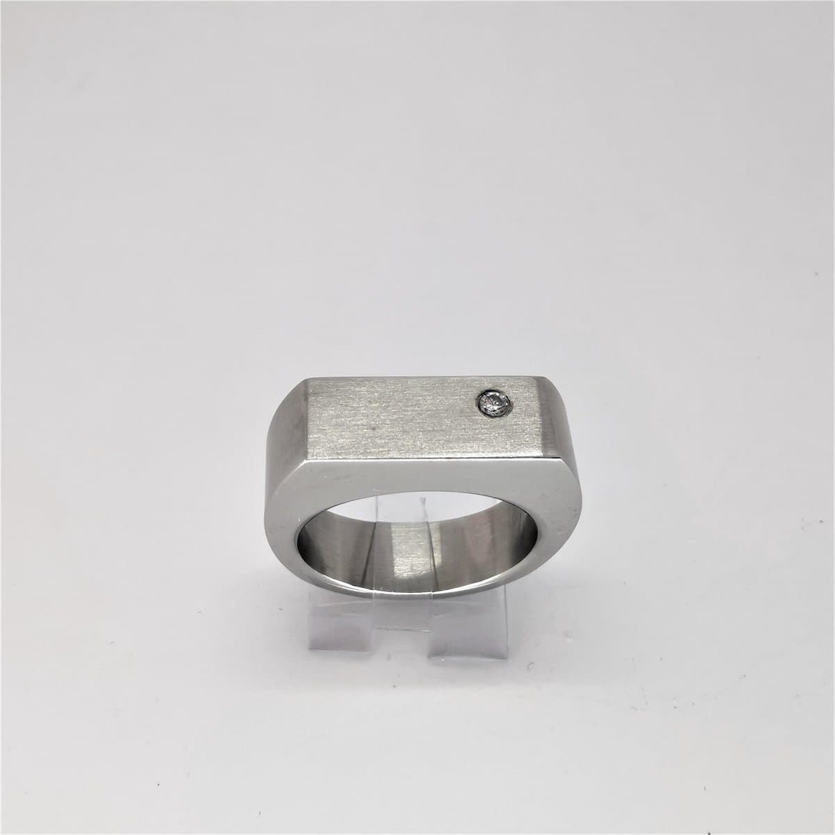 Stoere edelstaal geborsteld zegelring met kleine schitterende zirkonia steen, deze prachtig zeer chique ring kan ook naar wensen iets ingraveren in maat 17.